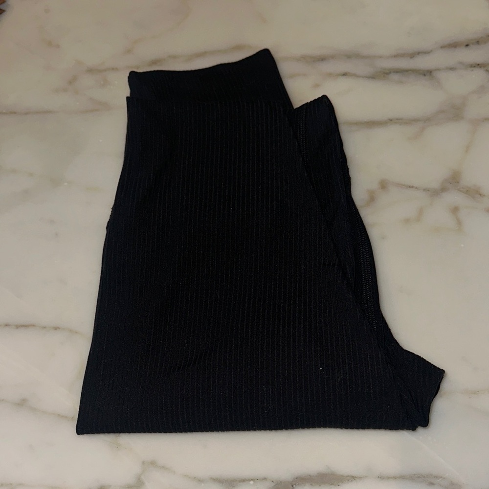 Lululemon Align Ribbed High-Rise Crop in BLACK